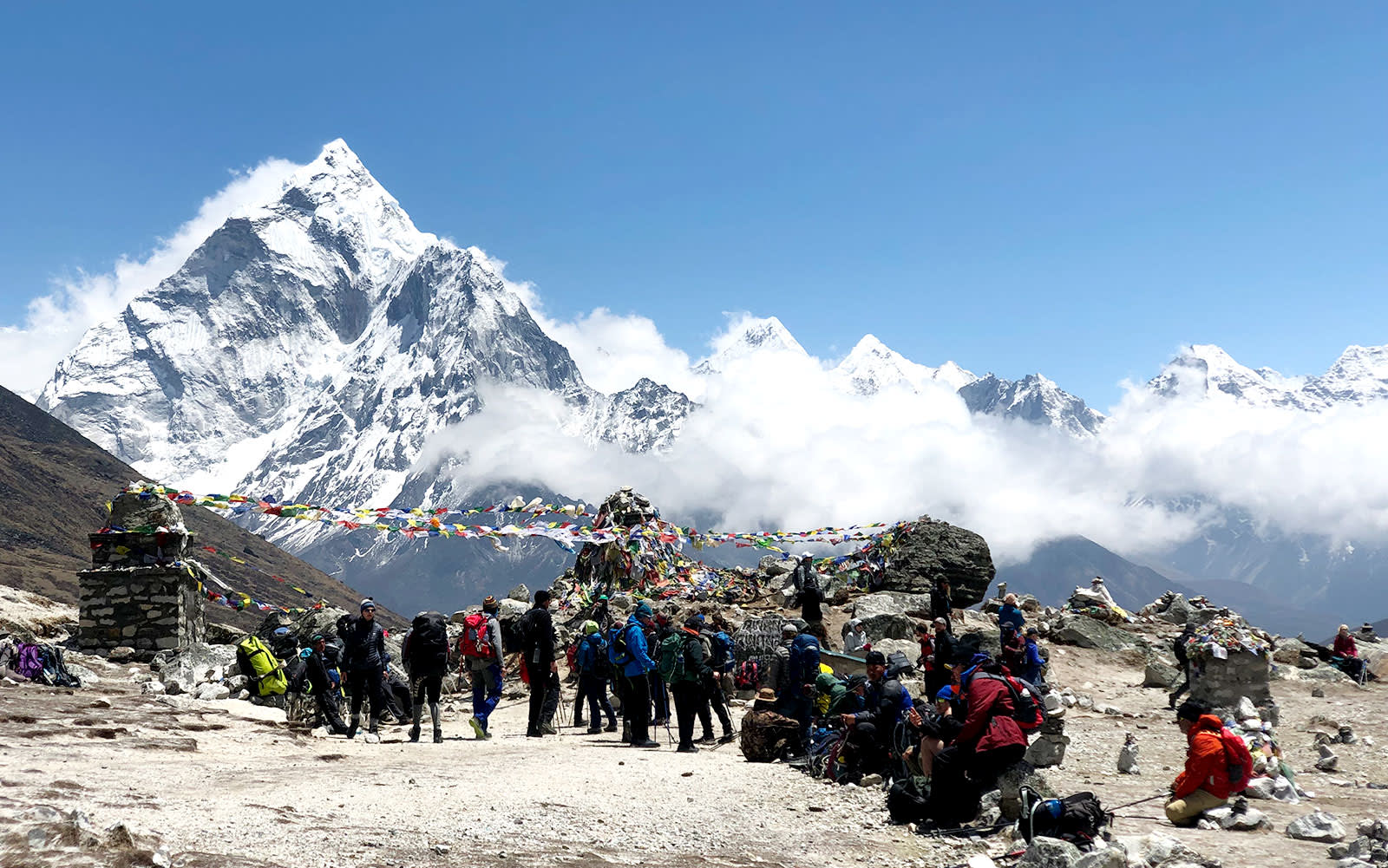 Gids met trekkinggroep in de Himalaya